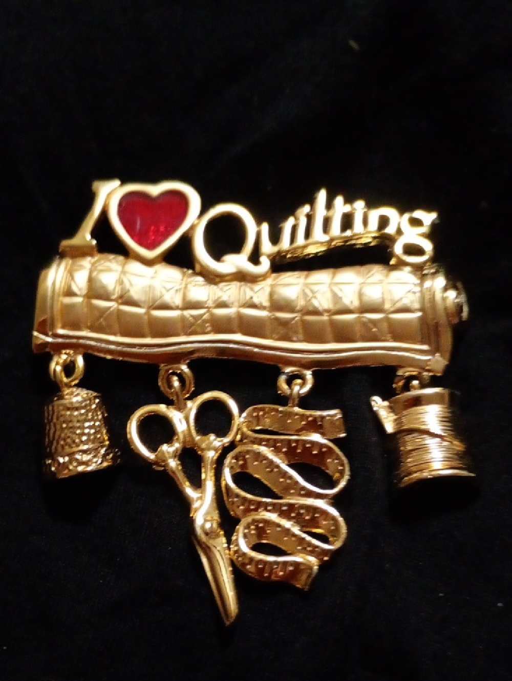 Gold 'I ♥ Quilting' Sewing Charm Brooch